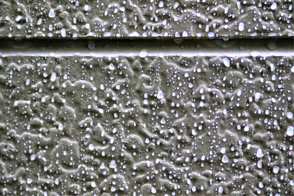 塗装工事中に雨でぬれた外壁